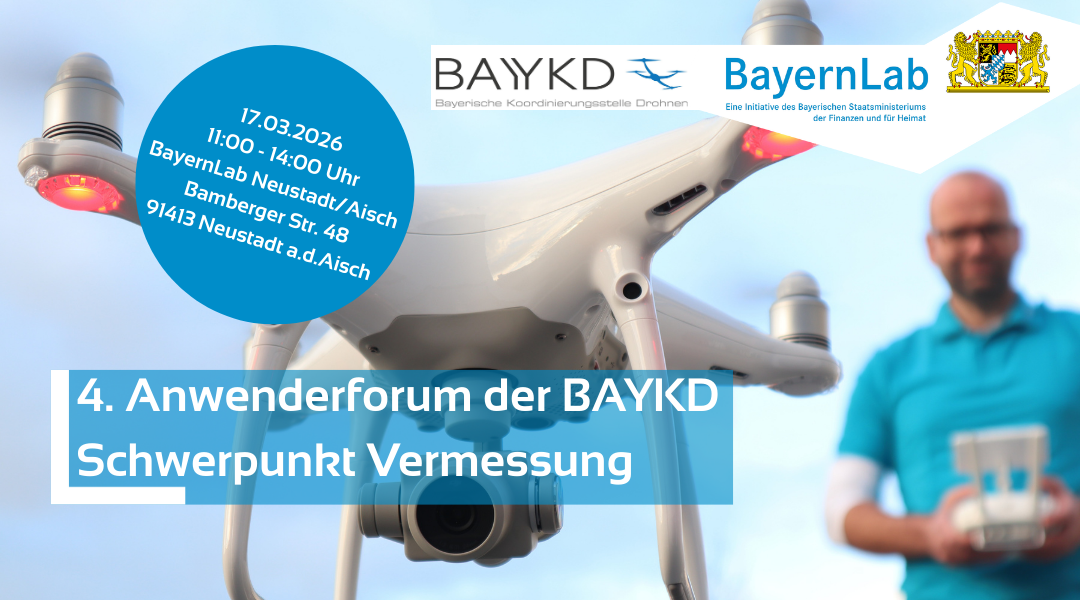 Ein Mann steuert einen Multikopter. Die textlichen Informationen sind im Fließtext genannt. Rechts oben Logo BayernLab, eine Initiative des Bayrischen Staatsministeriums der Finanzen und Heimat mit bayrischem Staatswappen.