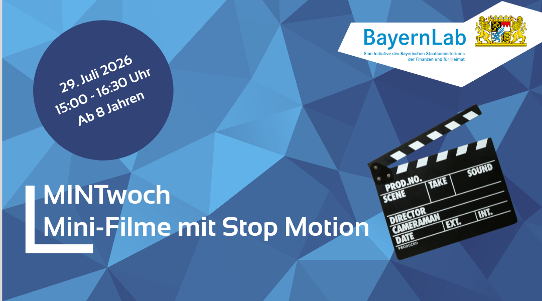 Hintergrund in Blautönen. Die textlichen Informationen sind im Fließtext genannt. Rechts oben Logo BayernLab, eine Initiative des Bayrischen Staatsministeriums der Finanzen und Heimat mit bayrischem Staatswappen. Darunter eine Regieklappe.